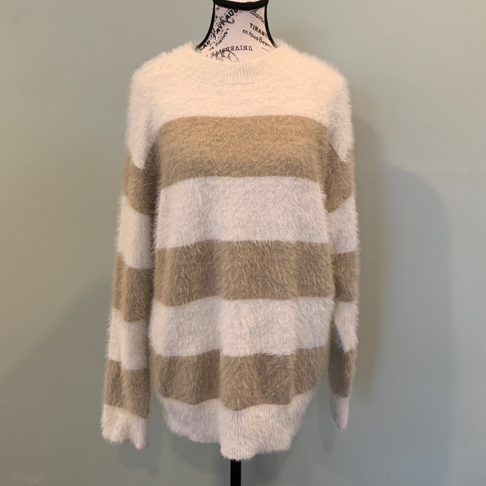 Universal Thread Women’s Medium Fuzzy Neutral Tan Oversized Crewneck Sweater